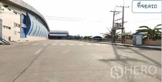 货栈 出租在Mueang Pathum Thani, Pathum Thani - 仓库前宽阔混凝土车道，设岗亭与景观绿化。