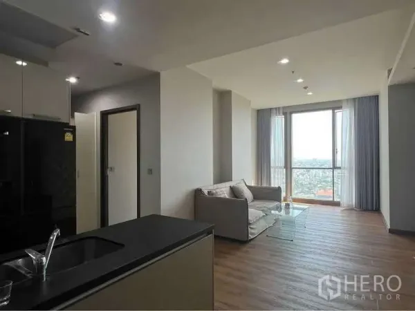 คอนโด ขายในWatthana, Bangkok - ห้องนั่งเล่นโอเพ่นสเปซพร้อมหน้าต่างกว้างและวิวเมืองจากชั้นสูง