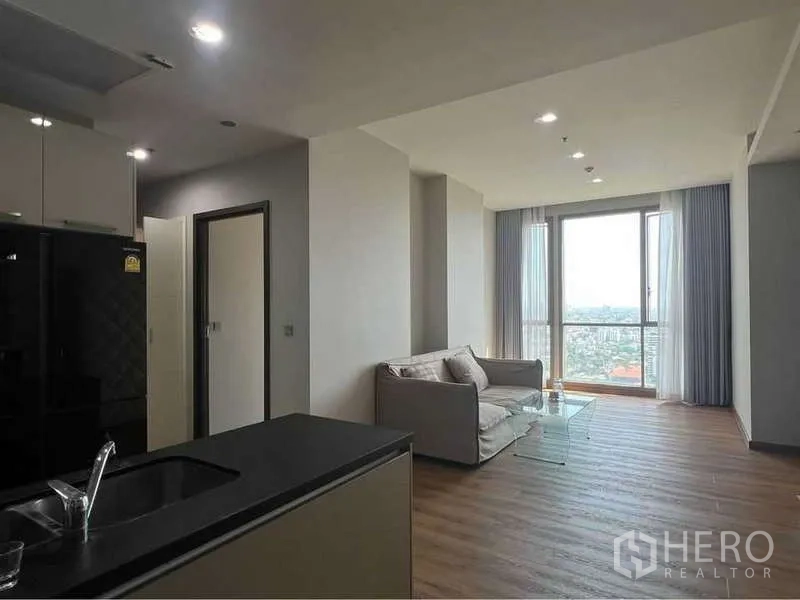 公寓 出售在Watthana, Bangkok - 开放式起居区，宽窗高层城市景观。