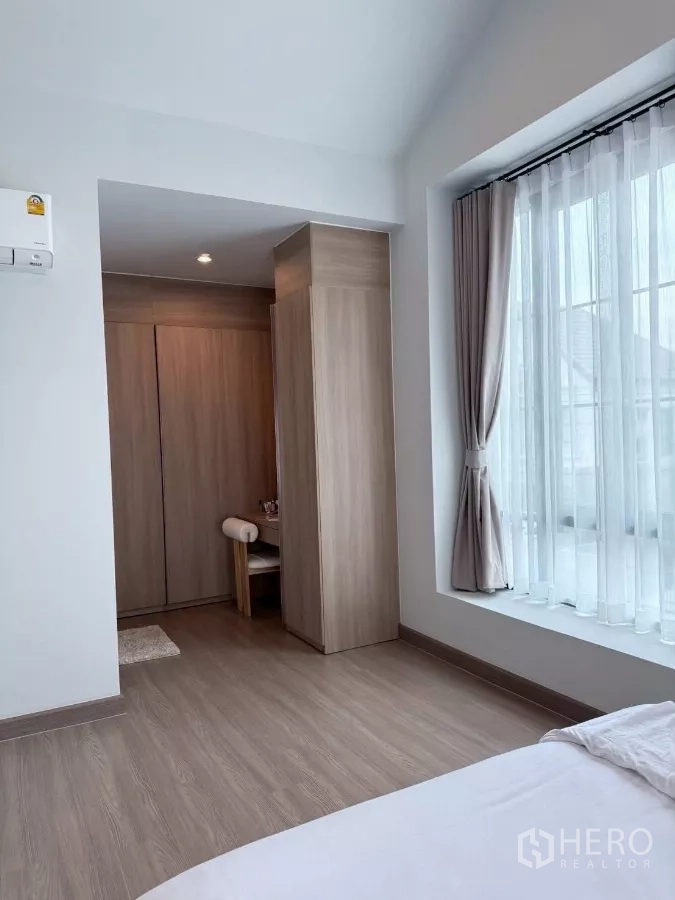 บ้าน ให้เช่าในLat Krabang, Bangkok - โซนตู้เสื้อผ้าบิลต์อินของห้องนอนใหญ่ พร้อมมุมแต่งตัว