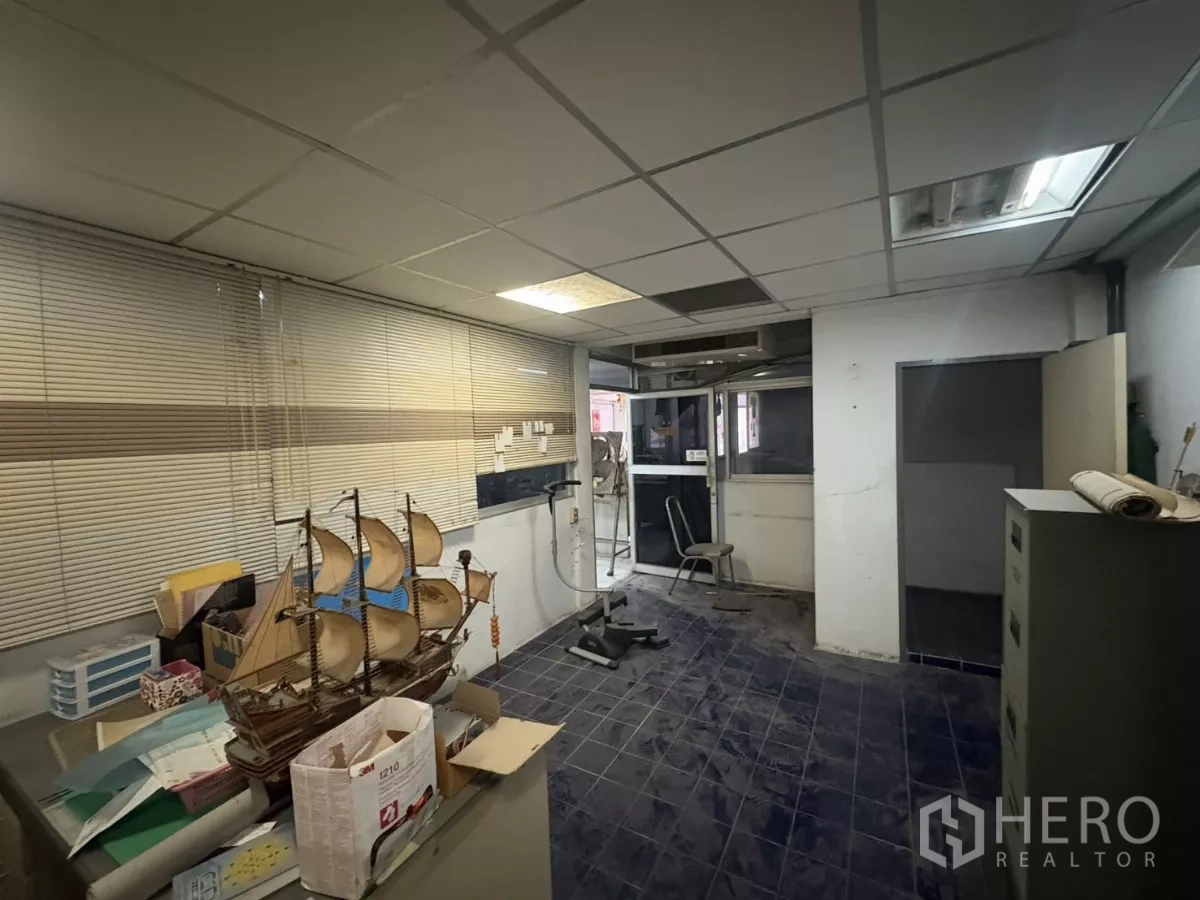 Warehouse for rent in Khlong Toei, Bangkok - Small office room with drop ceiling, blinds and built‑in cabinetry inside the warehouse.