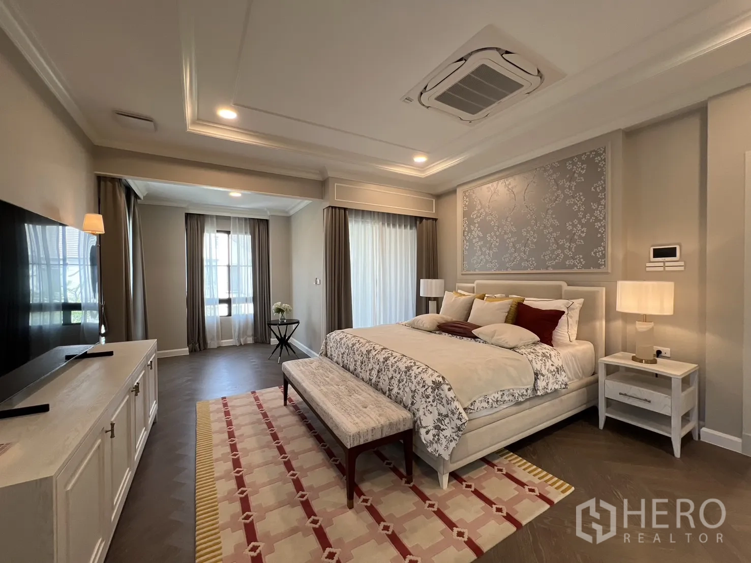 Detached House for rent in Saphan Sung, Bangkok - Primary bedroom with king bed, bench and patterned feature wall.