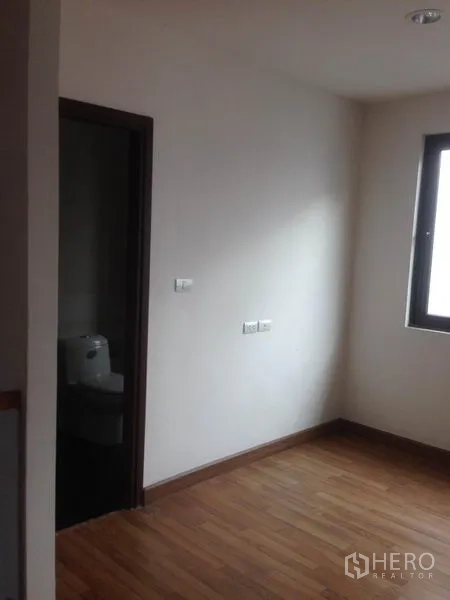 สำนักงานที่บ้าน ให้เช่าในBang Phli, Samut Prakan - มุมพื้นที่ใกล้ประตูห้องน้ำและหน้าต่างบนชั้นบน