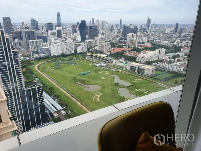 คอนโด ให้เช่าในPathum Wan, Bangkok - วิวชั้นสูงเหนือสนามกอล์ฟราชกรีฑาสโมสรและเส้นขอบฟ้ากรุงเทพฯ