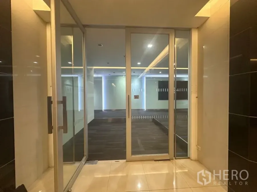 สำนักงาน ให้เช่าในKhlong Toei, Bangkok - ประตูกระจกทางเข้า สู่โถงรับรองปูพรมพร้อมไฟตกแต่ง