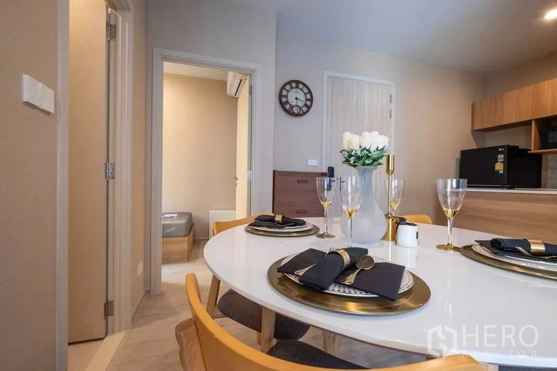 คอนโด ให้เช่าในBang Na, Bangkok - มุมรับประทานอาหารจัดเซ็ตหรู ใกล้ครัวและทางเข้าห้องนอนเล็ก