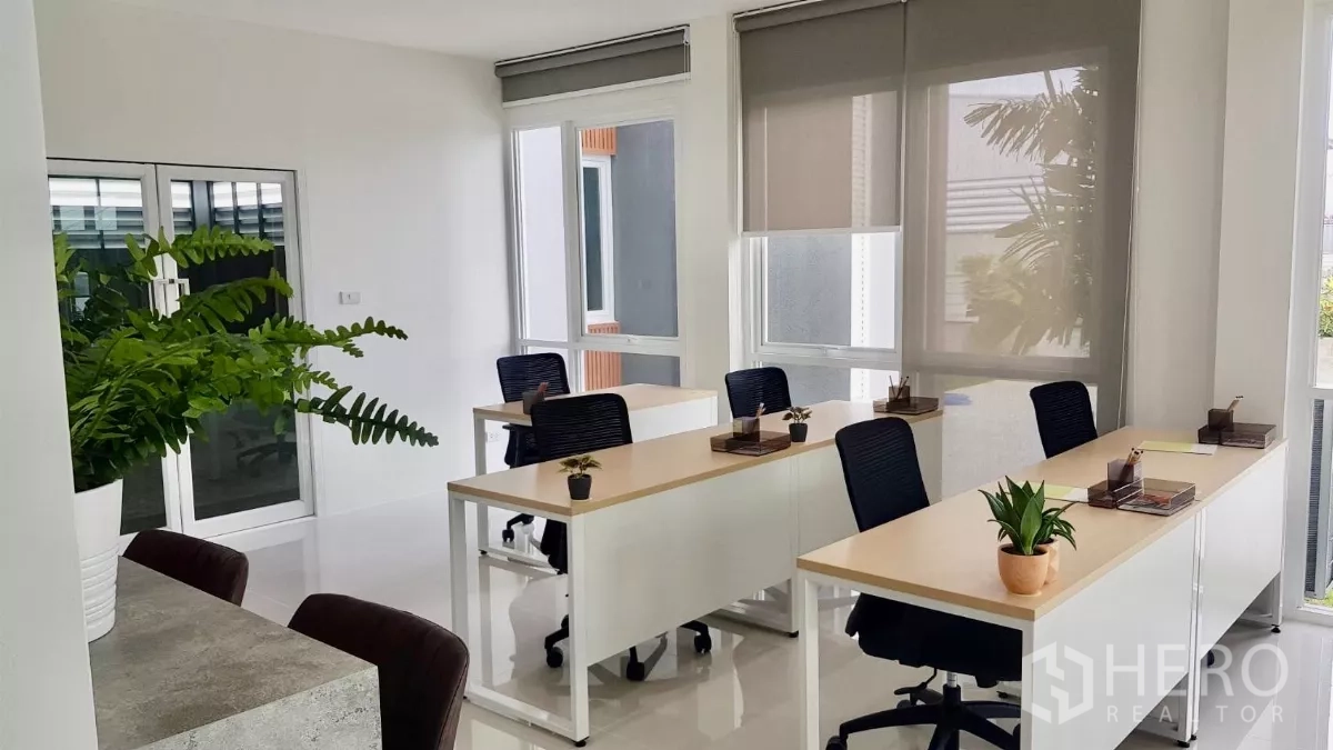 คลังสินค้า ขายในLam Luk Ka, Pathum Thani - พื้นที่ทำงานสว่าง โต๊ะทำงาน เก้าอี้ล้อเลื่อน และต้นไม้ในอาคาร