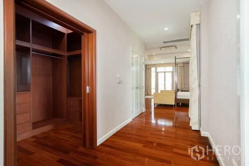 บ้าน ให้เช่าหรือขายในWatthana, Bangkok - โถงทางเดินสู่มาสเตอร์สูท พร้อมวอล์กอินคลอเซ็ตขนาดใหญ่ พื้นไม้