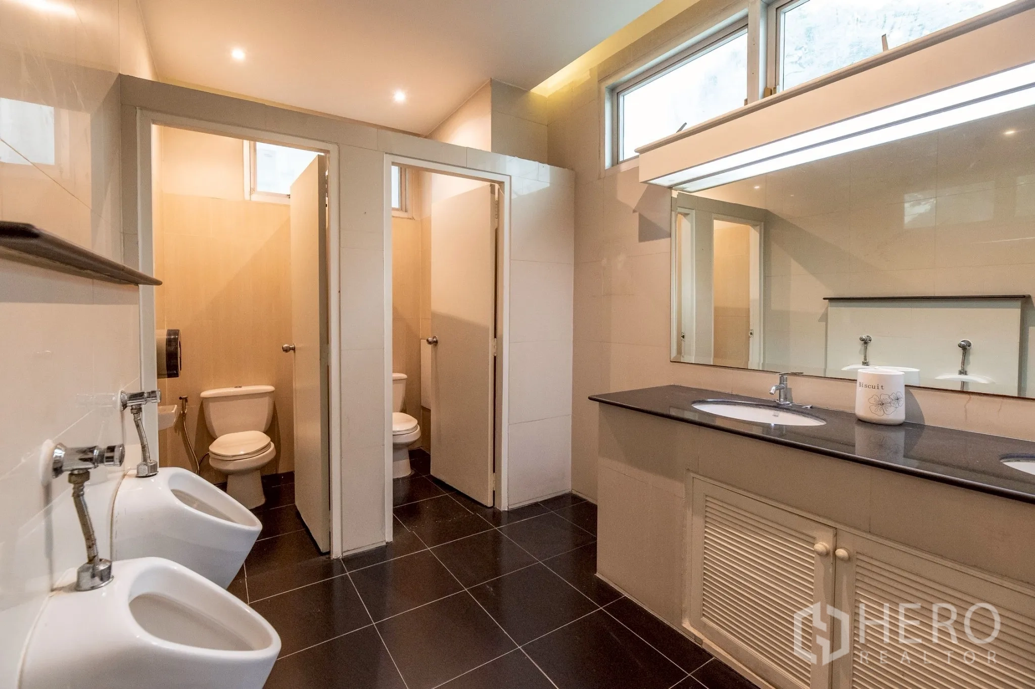 สำนักงาน ให้เช่าในWang Thonglang, Bangkok - ห้องน้ำชายสะอาด มีห้องน้ำเป็นสัดส่วน โถปัสสาวะ และเคาน์เตอร์อ่างล้างหน้า