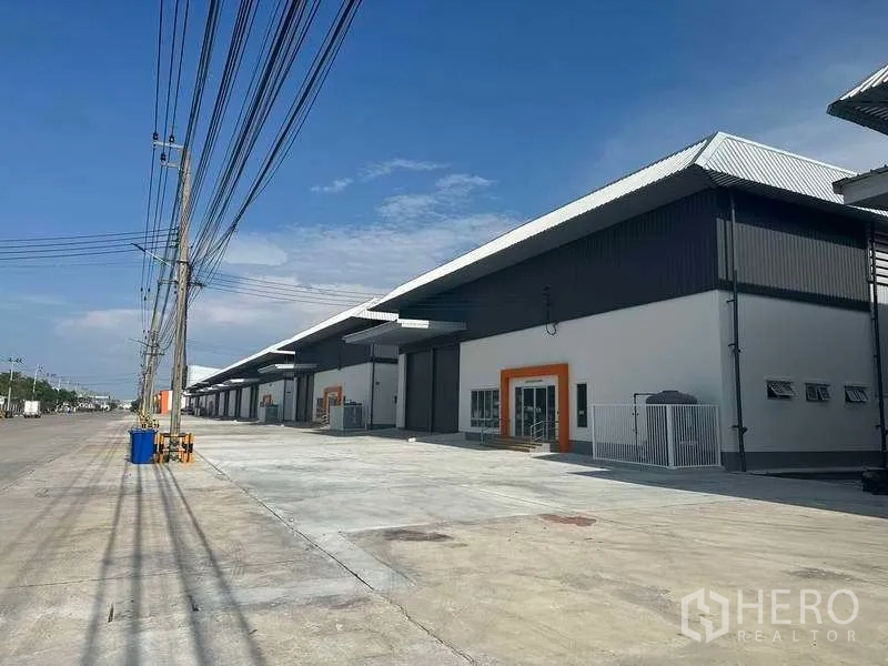 โรงงาน ให้เช่าในBang Sao Thong, Samut Prakan - แถวอาคารโรงงานใหม่ริมถนนกว้าง มีทางลาดรับ–ส่งสินค้าและเสาไฟฟ้า
