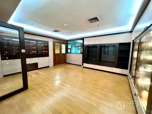 สำนักงาน ให้เช่าในWatthana, Bangkok - ห้องทำงานสว่าง พื้นไม้ บิลท์อินตู้โชว์ และผนังกระจก