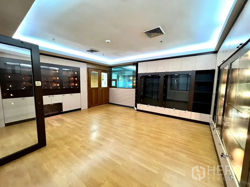 สำนักงาน ให้เช่าในWatthana, Bangkok - ห้องทำงานสว่าง พื้นไม้ บิลท์อินตู้โชว์ และผนังกระจก