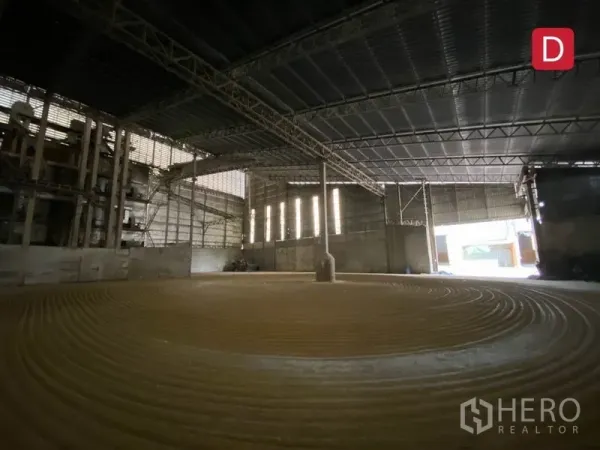 工厂 出租在Chachoengsao - 工厂内部空间宽阔，钢桁架屋顶，地面呈环形纹理与采光带