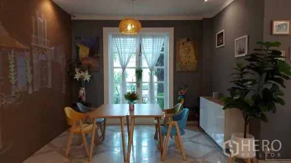 零售空间 出租在Bueng Kum, Bangkok - 温馨座位区，艺术墙面、吊灯与装饰画