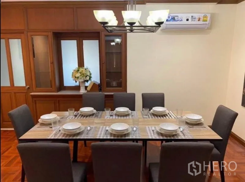 คอนโด ให้เช่าในKhlong Toei, Bangkok - ห้องทานอาหาร 8 ที่นั่ง พร้อมโคมไฟแขวนและตู้บิวท์อินไม้