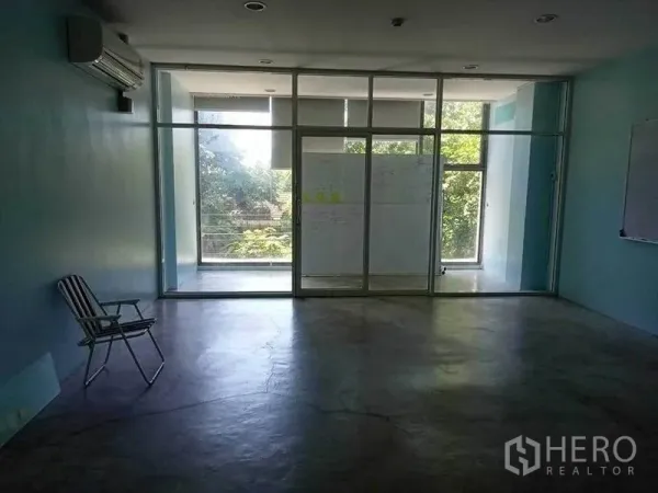 办公空间 出租在Khlong Toei, Bangkok - 开放式办公室，抛光水泥地面，整面落地玻璃门，空调，绿色景观。