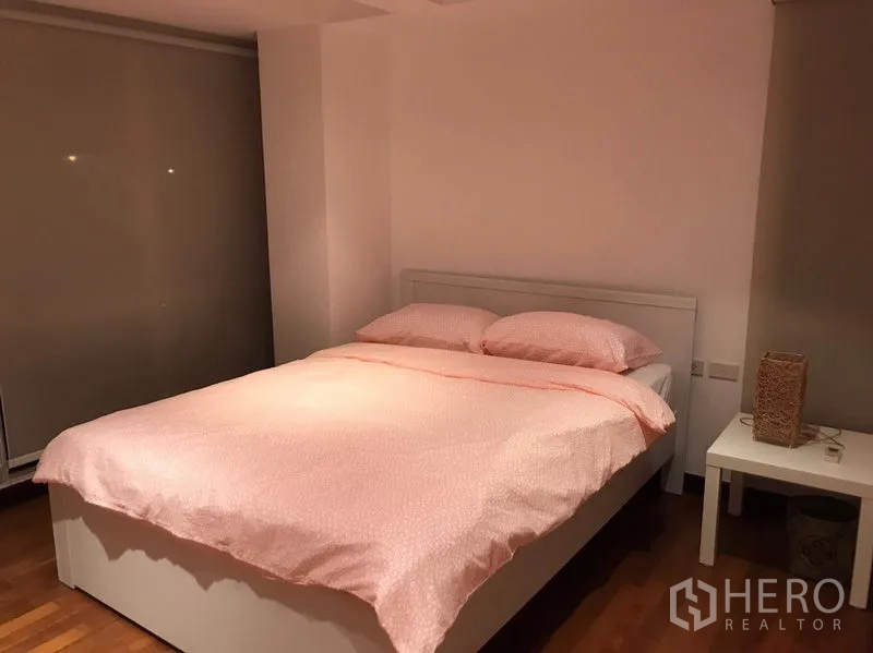 คอนโด ให้เช่าในWatthana, Bangkok - ห้องนอนที่สาม ชุดเครื่องนอนสีชมพูอ่อนและม่านบังแสง