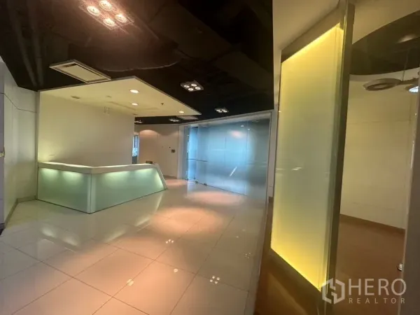 办公空间 出租在Khlong Toei, Bangkok - 接待区，发光前台、筒灯与玻璃门。