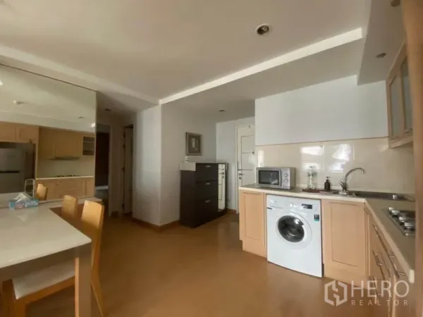 คอนโด ให้เช่าในWatthana, Bangkok - ครัวขนาดกะทัดรัด ตู้ไม้สีอ่อน มีไมโครเวฟและเครื่องซักผ้า ใกล้โถงทางเข้า