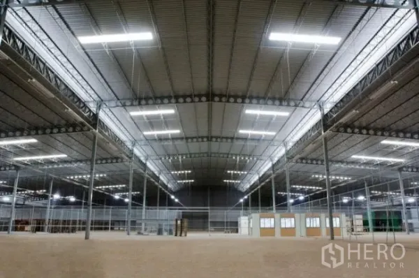 คลังสินค้า ให้เช่าในSi Maha Phot, Prachin Buri - ภายในโกดังโล่งกว้าง หลังคาโครงเหล็กสูง ไฟแอลอีดีสว่าง พร้อมแนวรั้วตาข่ายกั้นโซน