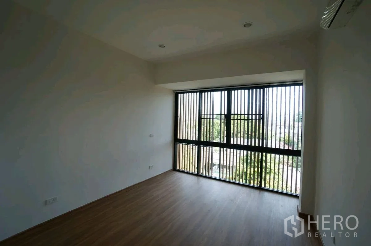 家庭办公室 for rent in Chatuchak, Bangkok - 空房铺木地板，设大窗与竖向格栅。