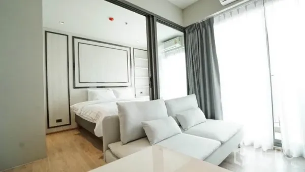 คอนโด ขายในKhlong Toei, Bangkok - โซฟาข้างหน้าต่างบานใหญ่ ห้องนอนหลังฉากกั้นกระจกบานเลื่อน