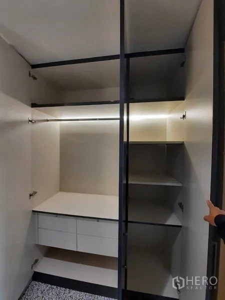 公寓 出租或出售在Phaya Thai, Bangkok - 开放式衣柜内部，带搁板、挂衣杆与内置照明。