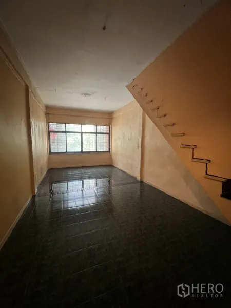 อาคารพาณิชย์ ให้เช่าในKhlong Toei, Bangkok - ห้องชั้นบนมีหน้าต่างบานกว้าง พื้นกระเบื้อง และบันไดริมผนัง.