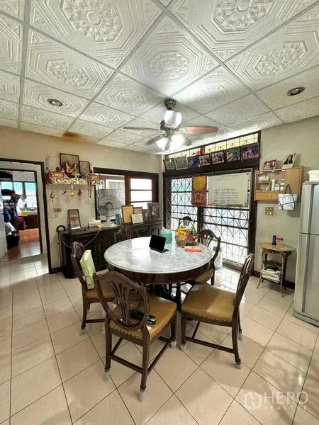 บ้าน ขายในYan Nawa, Bangkok - ห้องรับประทานอาหารพร้อมโต๊ะหินอ่อนทรงกลม พัดลมเพดาน และฝ้าลาย