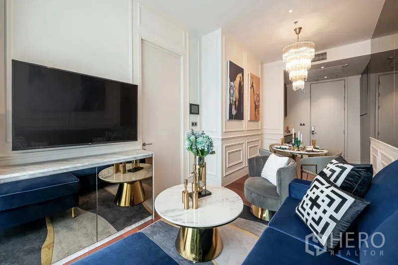 คอนโด ให้เช่าในWatthana, Bangkok - มุมห้องนั่งเล่นเชื่อมสู่โซนทานอาหารและทางเข้า พร้อมผนังกระจกเงาและโคมระย้า