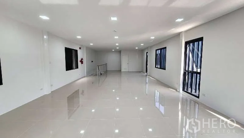 Factory for rent in Bang Bo, Samut Prakan - Open-plan office floor with LED lighting and multiple windows