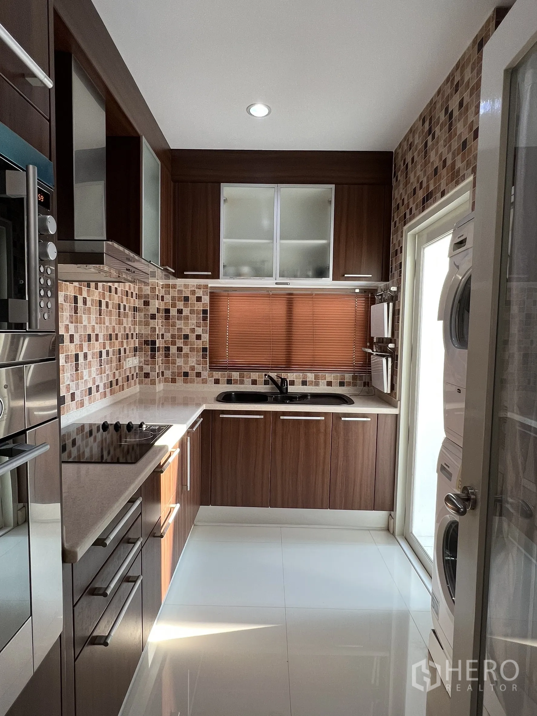 บ้าน ให้เช่าหรือขายในSaphan Sung, Bangkok - ครัวบิวท์อิน ตู้ลายไม้ เตาไฟฟ้า อ่างล้างคู่ และผนังกระเบื้องโมเสก