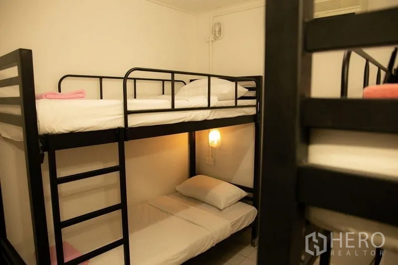 อาคารพาณิชย์ ให้เช่าในKhlong Toei, Bangkok - ห้องเตียงสองชั้นอบอุ่น โครงเหล็ก และดวงไฟติดผนัง
