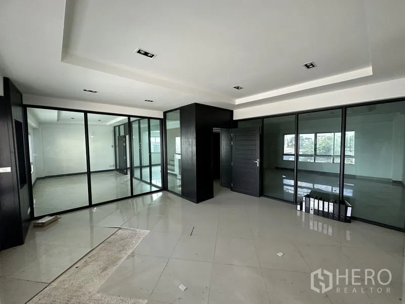 工厂 出租或出售在Bang Bua Thong, Nonthaburi - 干净的瓷砖卫生间，配坐便、男用小便器、洗手盆与采光窗。