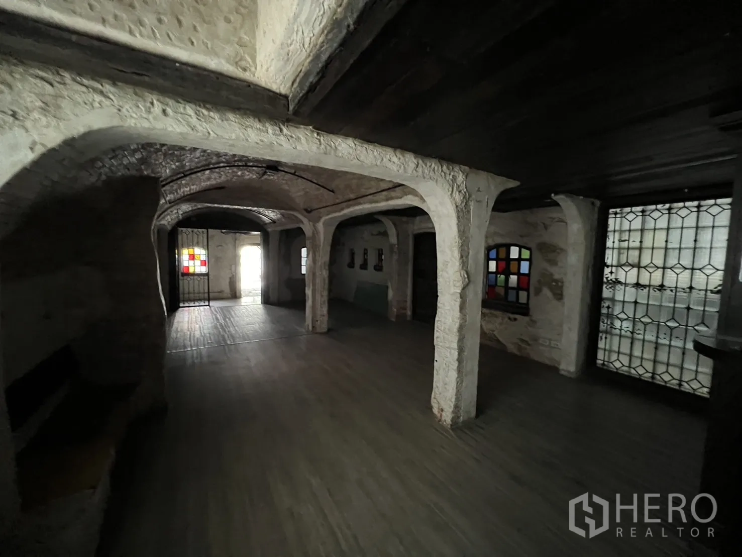 零售空间 出租在Watthana, Bangkok - 大型昏暗大厅，乡村风拱与立柱，可灵活分区。