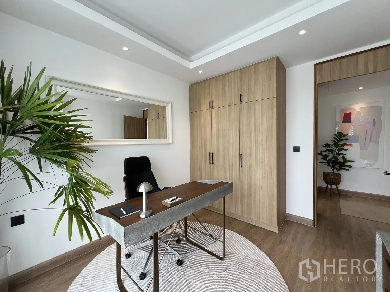 Townhouse for sale in Watthana, Bangkok - Compact bathroom with vanity, WC and skylight.