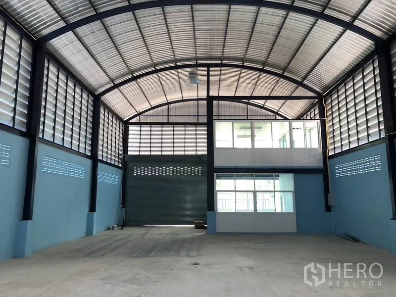 工厂 出租或出售在Bang Bua Thong, Nonthaburi - 厂房内部朝向宽幅卷帘门与双层办公室。