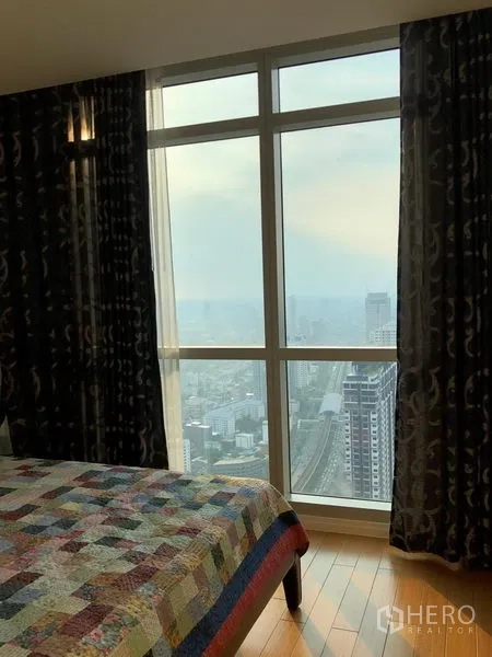 คอนโด ให้เช่าหรือขายในKhlong San, Bangkok - ห้องนอนพร้อมหน้าต่างสูงจรดเพดาน มุมมองสกายไลน์กรุงเทพฯ พาโนรามา