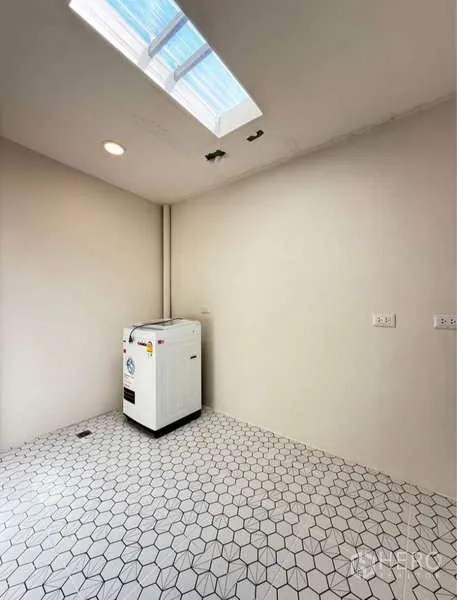 联排别墅 出租在Bang Phli, Samut Prakan - 采光天窗与六角地砖的洗衣间，配有洗衣机。