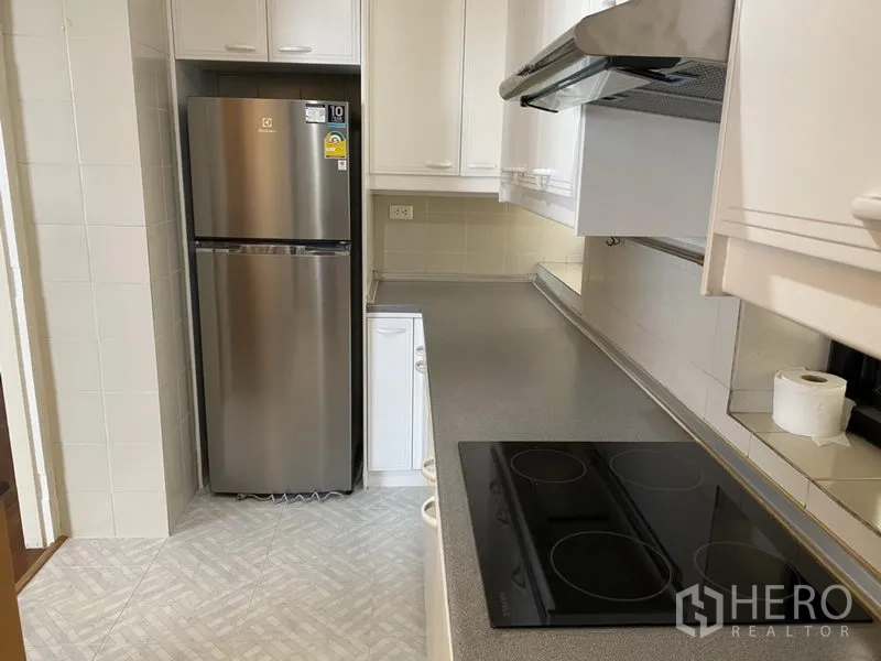 公寓 出租或出售在Sathon, Bangkok - 现代厨房，电磁炉、抽油烟机、不锈钢冰箱与长台面