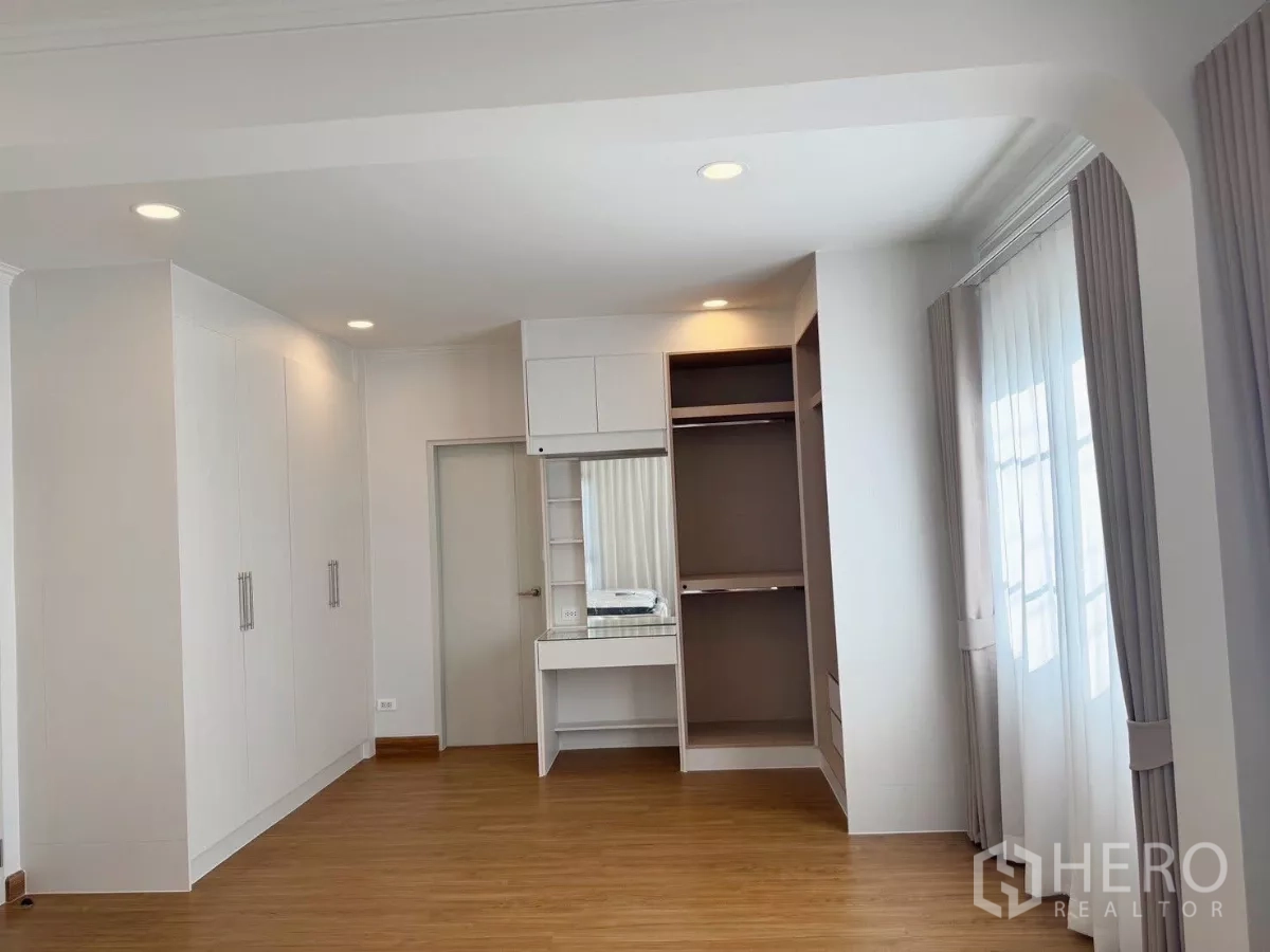 Detached House for rent or sale in Bang Phli, Samut Prakan - Master suite walk-in closet with built-in wardrobes and vanity.