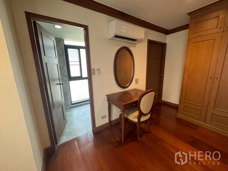 คอนโด ให้เช่าในWatthana, Bangkok - มุมโต๊ะทำงาน กระจกเงา และประตูเชื่อมไปห้องน้ำ