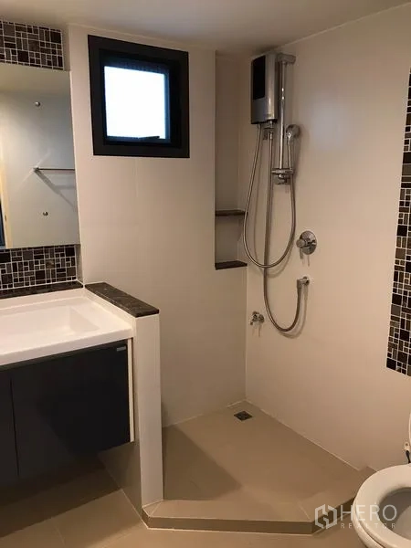 独立式住宅 出租在Bang Kapi, Bangkok - 浴室设步入式淋浴区、洗手台与小窗。