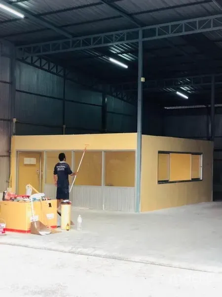Warehouse for rent in Wang Thonglang, Bangkok - Spacious warehouse interior with high steel truss ceiling, bright lighting and built-in office box.