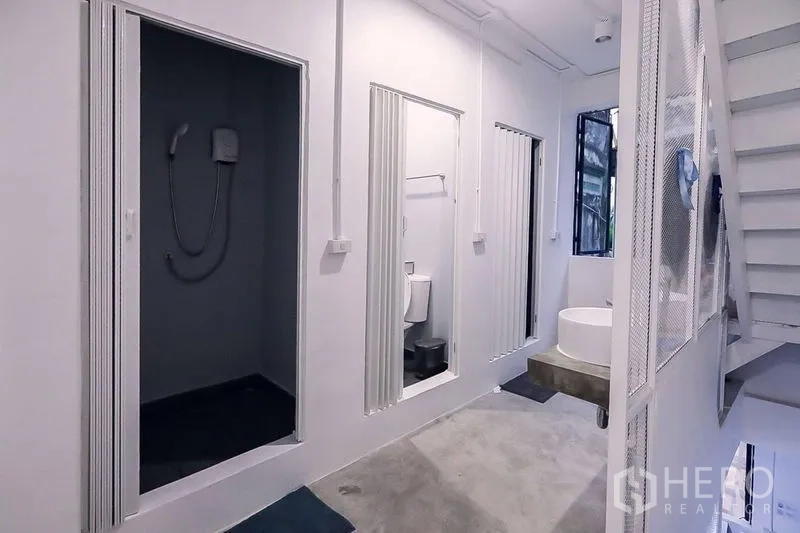 อาคารพาณิชย์ ให้เช่าในKhlong Toei, Bangkok - โถงห้องน้ำสะอาด แยกห้องอาบน้ำและห้องส้วม ผนังสีขาว