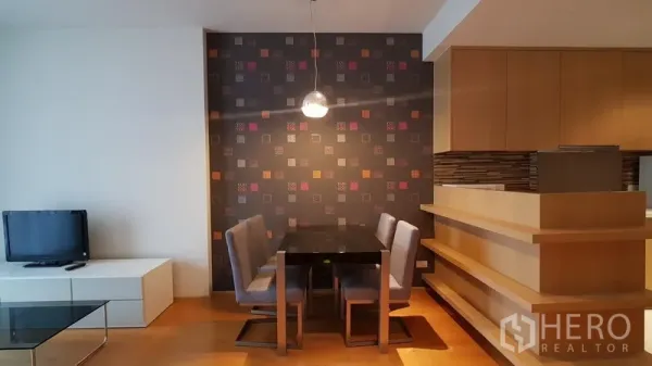 คอนโด ให้เช่าในRatchathewi, Bangkok - โซนทานอาหารแบบโอเพ่นแปลน โต๊ะสี่ที่นั่ง โคมไฟแขวน ตู้วางทีวี และเคาน์เตอร์ครัว