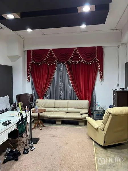 货栈 出售在Bang Bua Thong, Nonthaburi - 办公室会客区，沙发、红色窗帘与嵌灯顶面。