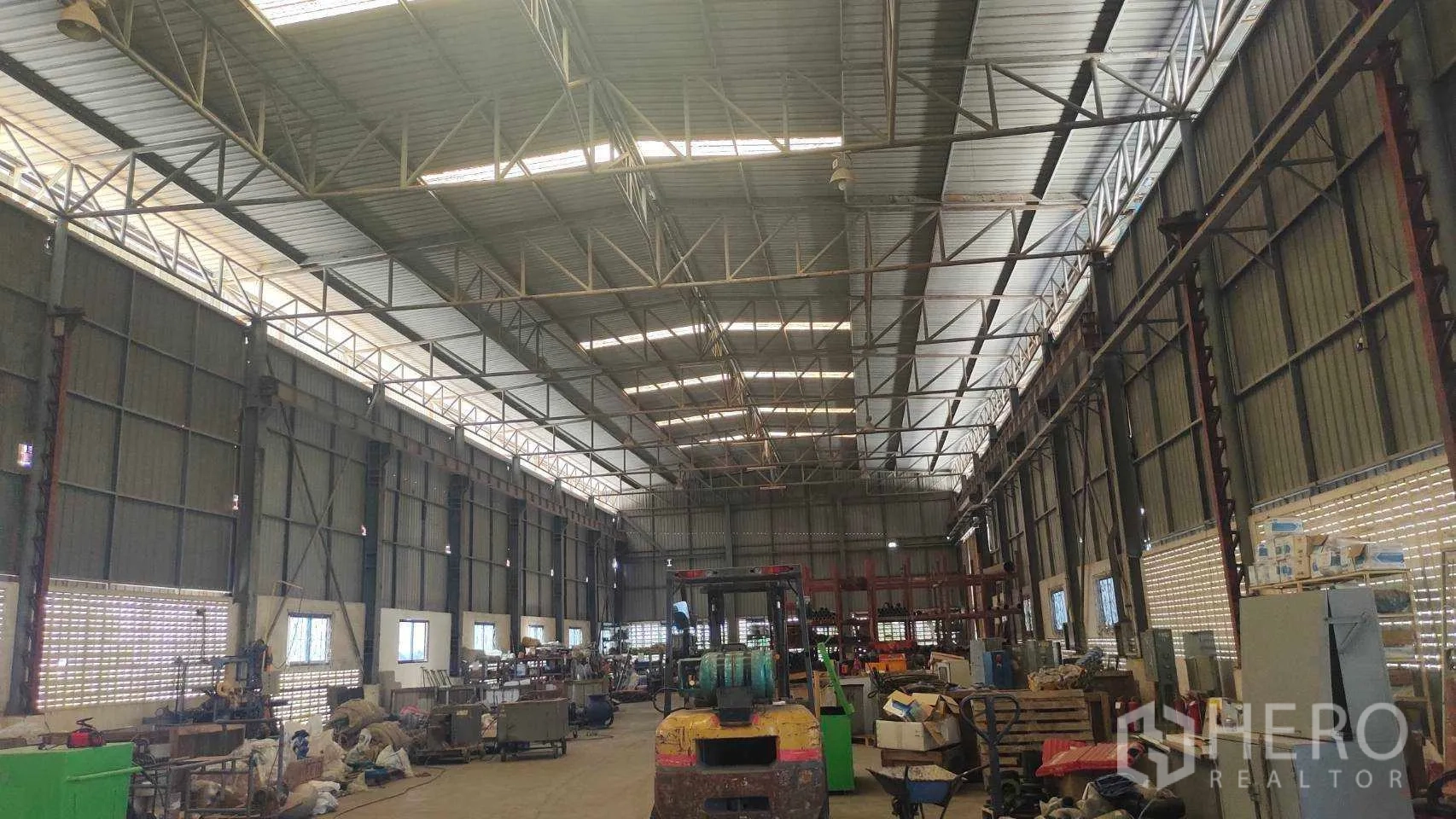 工厂 出售在Nikhom Phatthana, Rayong - 高跨作业区，配大型滑动门与设备。