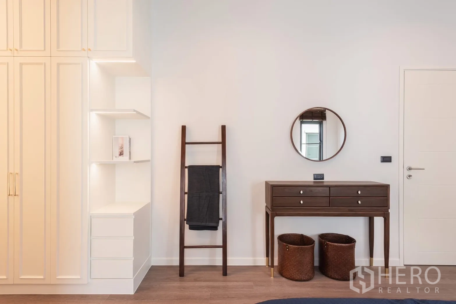 Detached House for rent or sale in Bang Phli, Samut Prakan - Wall with console table, round mirror, open shelves, and a decorative ladder.