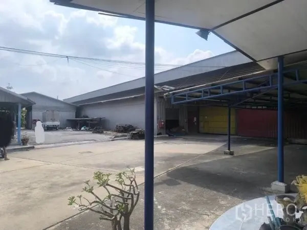 Warehouse for rent in Lat Lum Kaeo, Pathum Thani - Truck-friendly yard with multiple warehouse bays and paved circulation space.